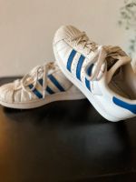 Adidas Superstar weiß blau sneaker Schuhe 35 1/2 Retro Frankfurt am Main - Seckbach Vorschau