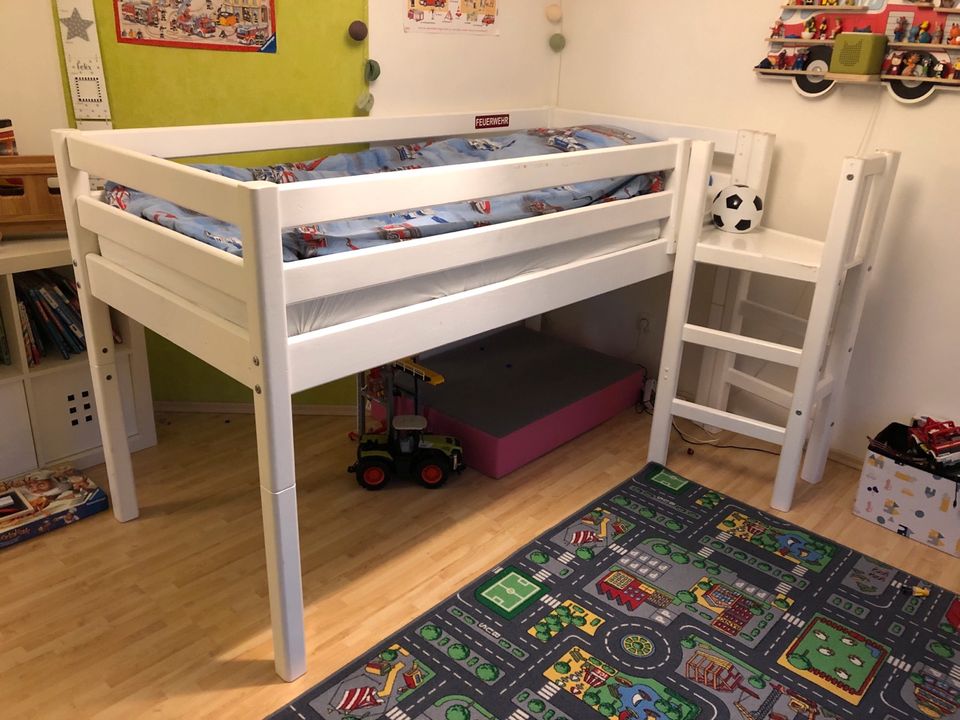 Flexa halbhohes Kinderbett mit Plattform und Rutsche in Reichshof