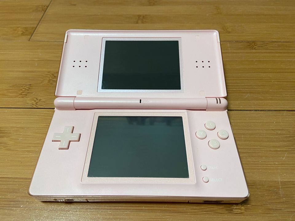 Nintendo DS (Pink) + 3 Spielen in Köln