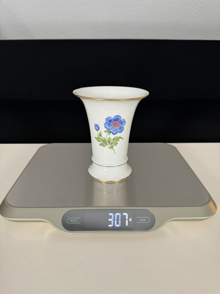 Meissen Porzellan Trichtervase Blaue Blume Goldrand 14cm in Korschenbroich