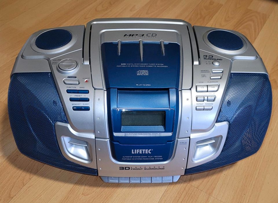 MP3 CD-Radiorekorder Lifetec LT7353 silber mit 3D Surround. in Siegen