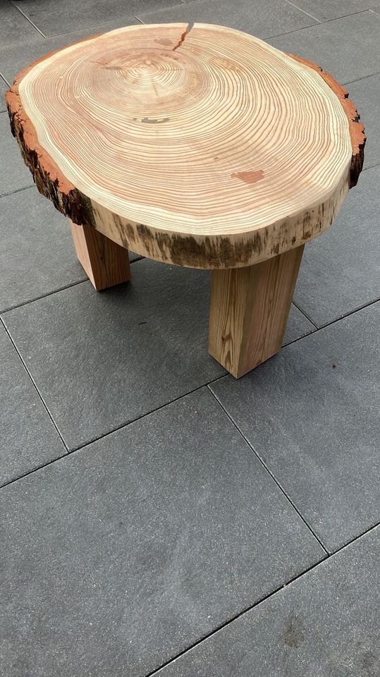 Baumscheiben massiver Outdoor Tisch (Lärche) in Großenbrode