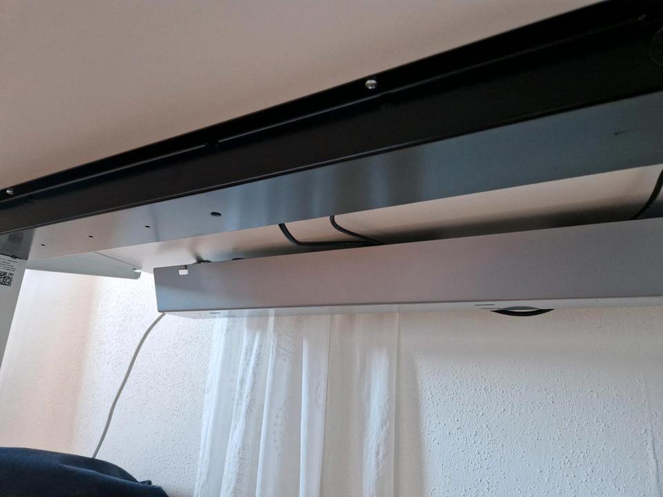 Elektrisch höhenverstellbarer Schreibtisch 140×80cm in Oy-Mittelberg