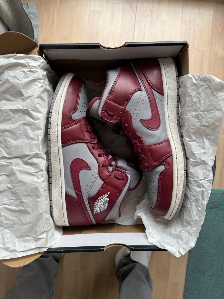 Nike Air Jordan 1 MiD Cherrywood Red Gr.44 SB Dunk Max sneakers in Rösrath