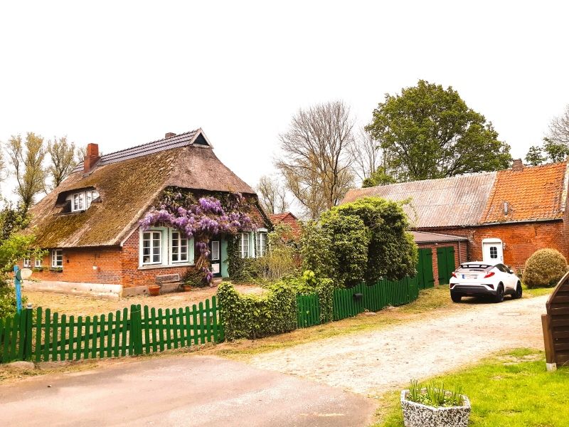 Bezauberndes Reetdachhaus mit Stall und Weide in Nordenham