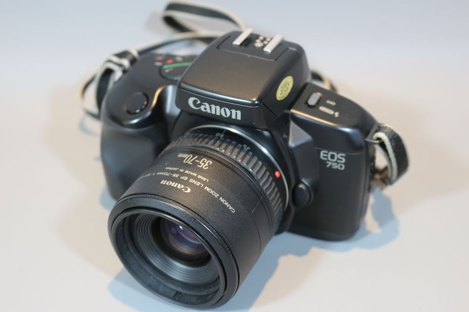 Canon EOS 750 Spiegelreflexkamera mit Canon Toom Lens EF 35-70 mm in Düsseldorf