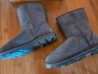 UGG Stiefel short Essential grau neu Gr. 39 Kr. München - Neuried Kr München Vorschau