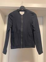 Only Damen Sweatjacke Bomberjacke gestreift Gr. XS Strickjacke Sachsen - Coswig Vorschau