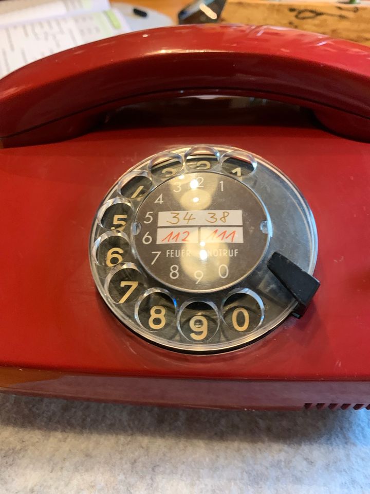 Vintage Wahlscheibentelefon Rot mit allen Anschlüssen. in Naunheim Maifeld