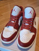 Jordans 1 low Sneaker, rot/weinrot/weiß München - Schwabing-West Vorschau