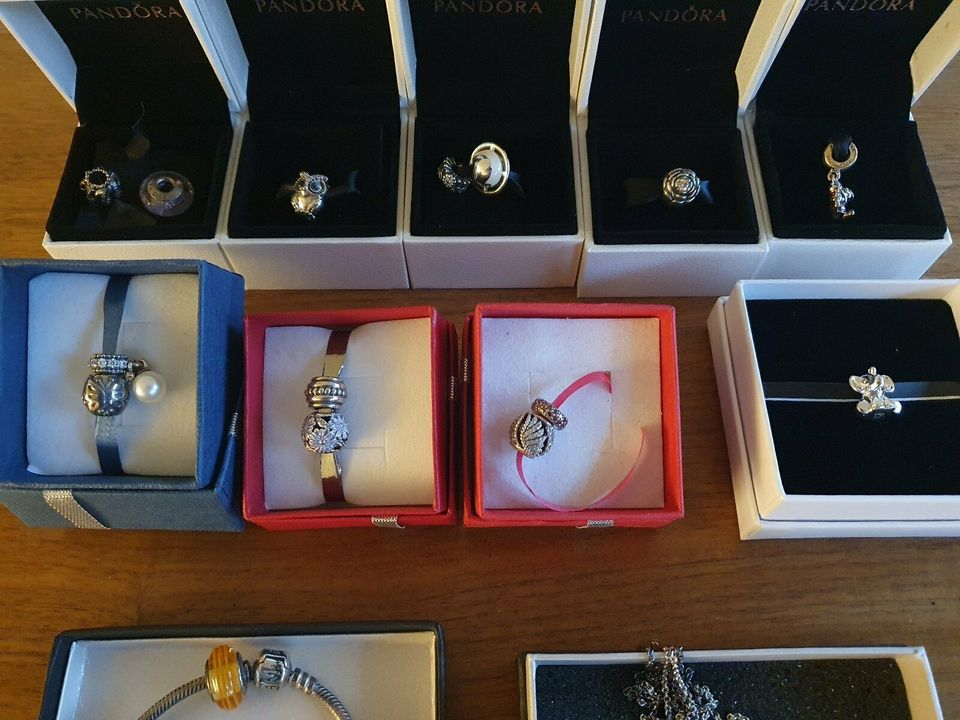 Pandora Armband, Kette und viele Charms in Kerken