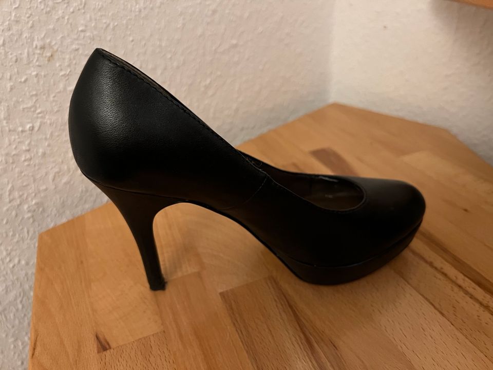 Pumps / High Heels Tamaris schwarz Gr. 37 in Hattersheim am Main