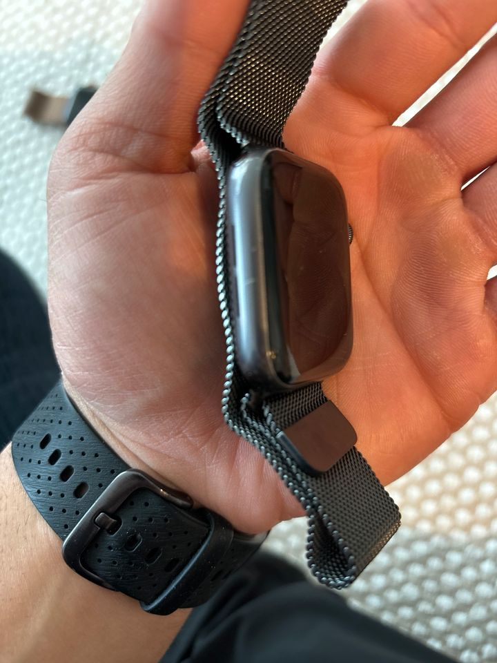 Apple Watch 5 44 mm [mit Edelstahl Armband] in Berlin