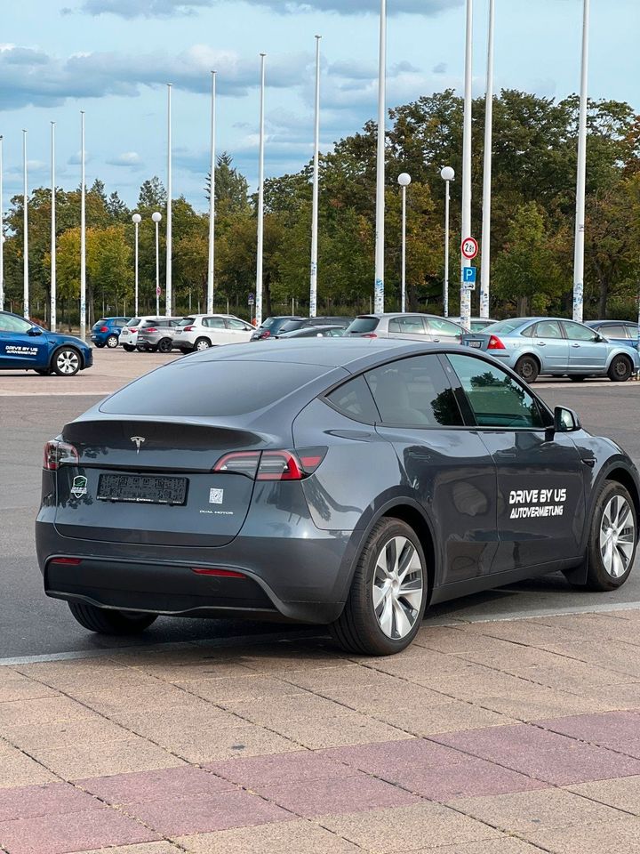 Tesla Model Y 2023 372 PS Autovermietung Mietwagen Automieten Rent a car in Berlin