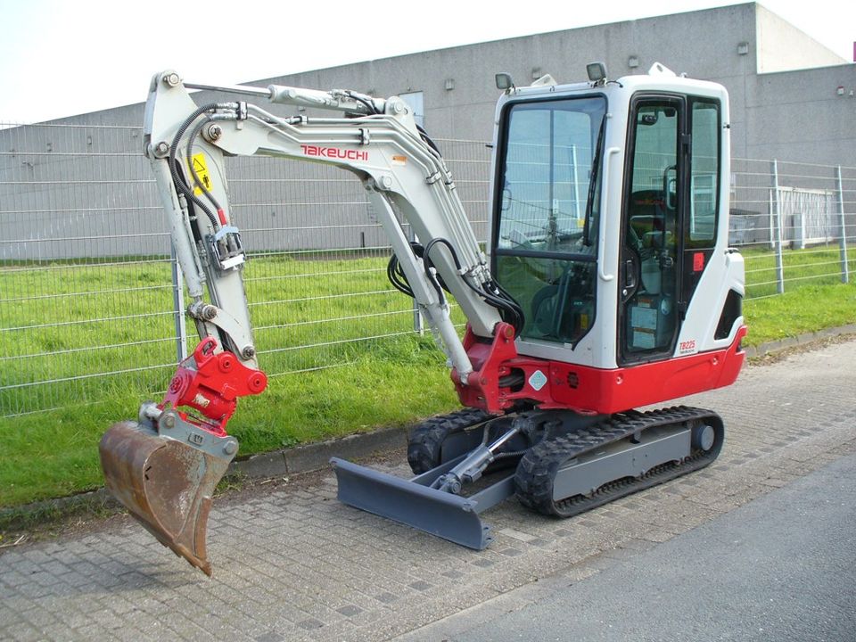 Takeuchi TB 225 V4 POWERTILT Vollausstattung in Velen