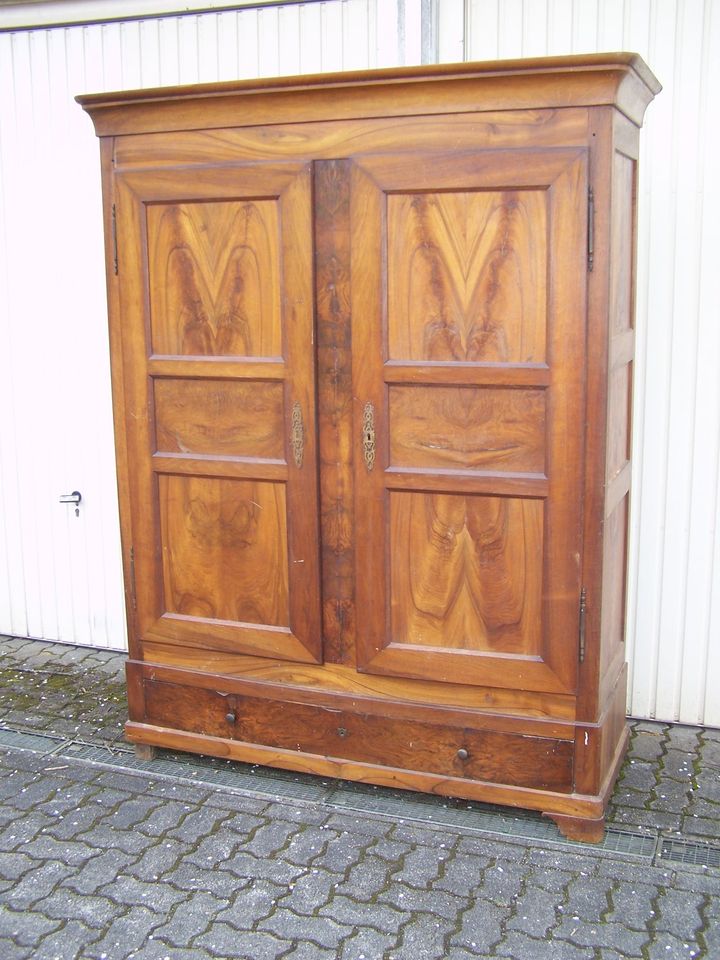 Biedermeier Schrank 12 Kassetten mit Schublade in Nussbaum massiv in Busenberg