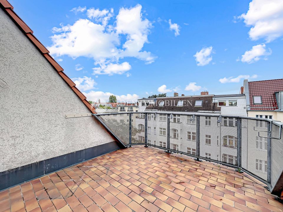 * Dachgeschosswohnung mit Terrasse und Potenzial: 3 bis 4-Zimmer!* in Berlin