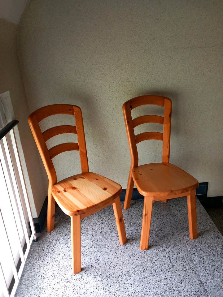 Zwei stabile Stühle aus Holz in Hamburg