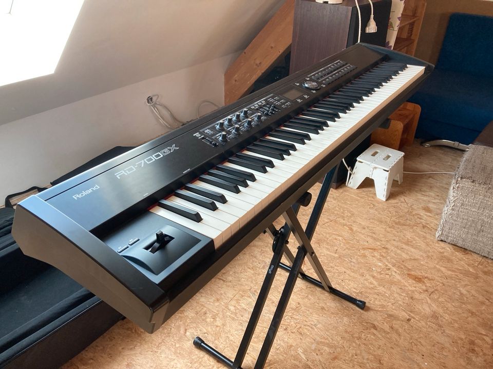 Roland RD-700GX Stage Piano elektrisches Klavier 88 Tasten,Tasche in Landshut