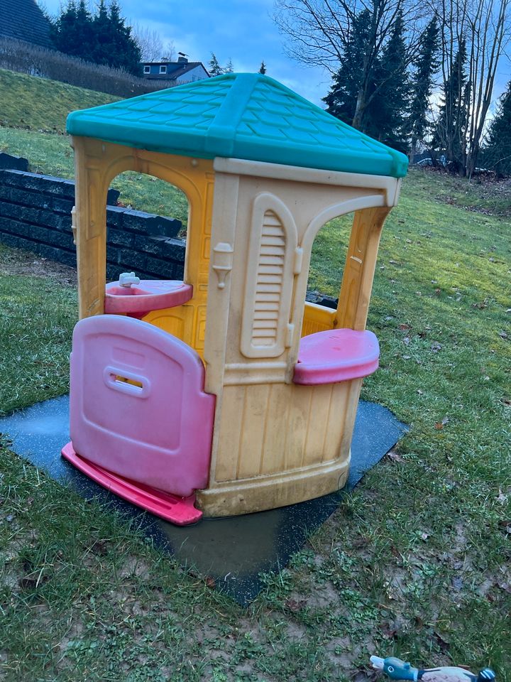 Little tikes spielhaus Häuschen garten in Bad Berleburg