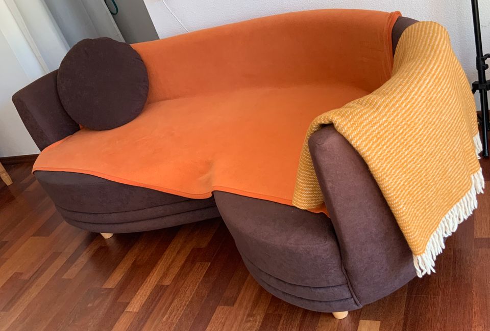 Sofa halbrund mit zwei Hockern in Höxter