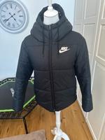 Nike Jacke Swoosh schwarz Nordrhein-Westfalen - Gelsenkirchen Vorschau