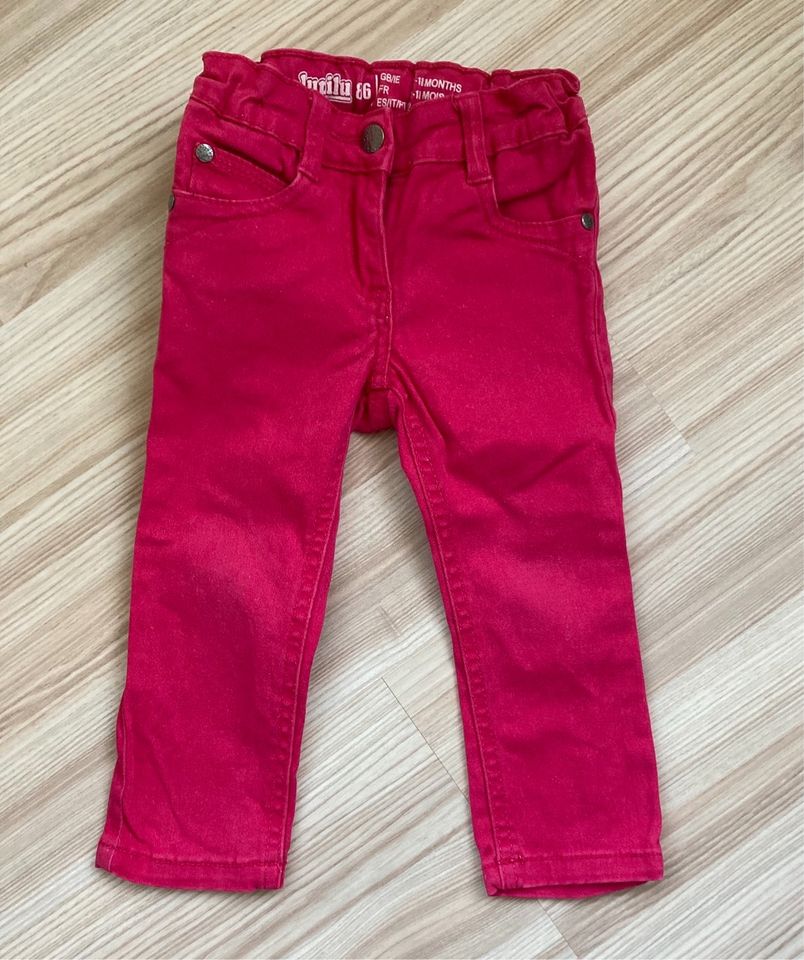 Jeans pink Größe 86 Taschenknopf fehlt in Niederorschel