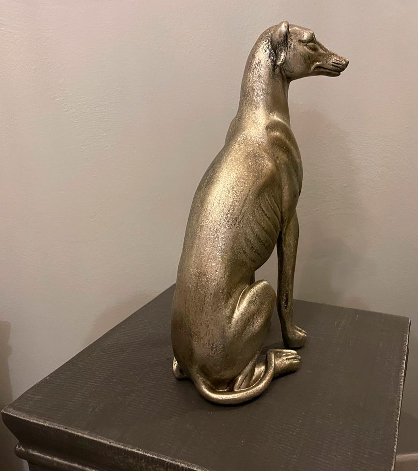 Deko Windhund Frei sitzend Skulptur Hundefigur Höhe 40 cm in Waldbreitbach