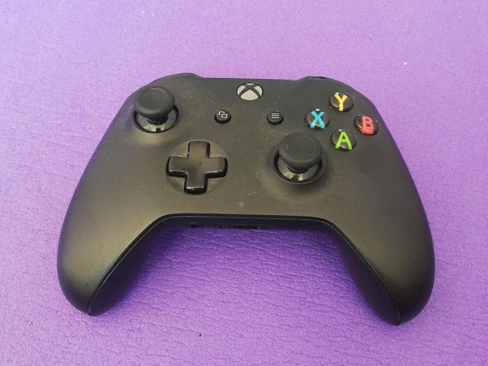 Xbox One 500GB  mit viel Zubehör (2 Controller, 4Spiele) in Bockenem