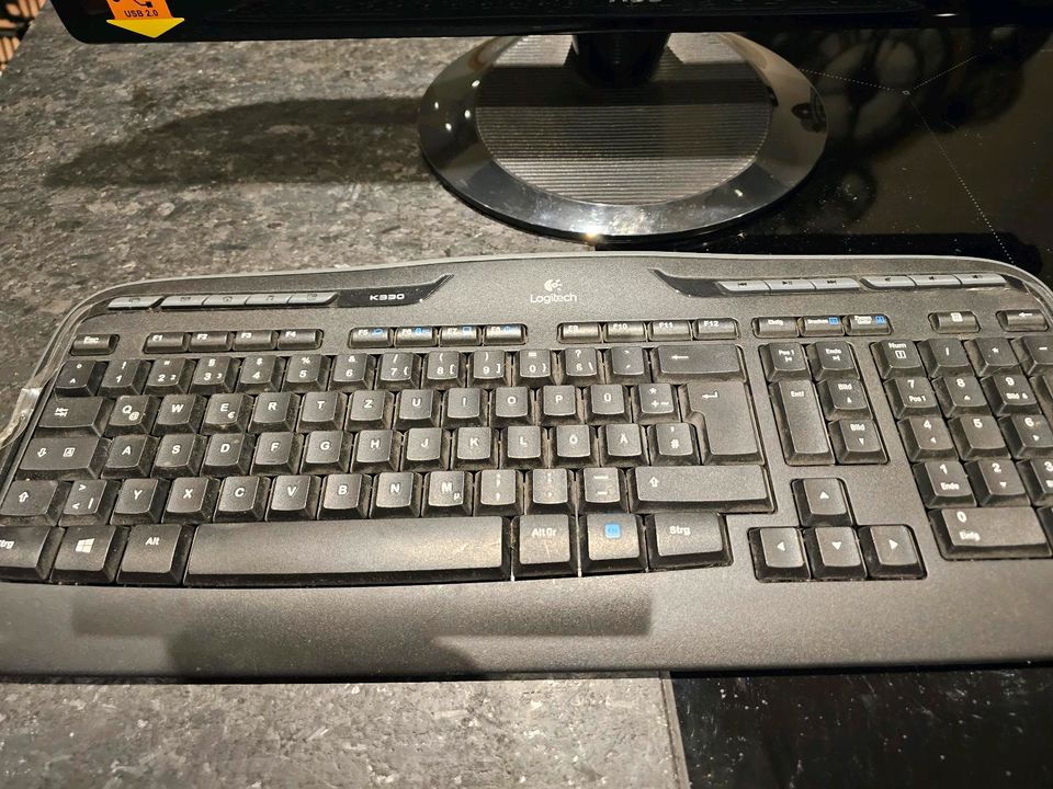AOC Monitor mit Tastatur in Hemau