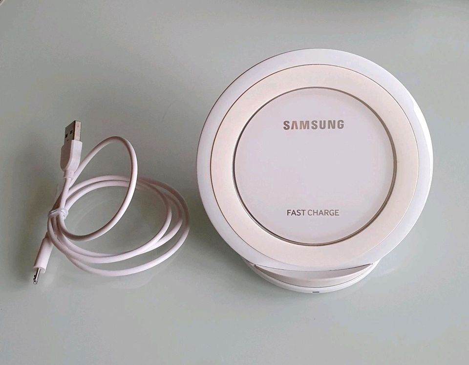 Samsung Induktive Ladestation mit Kabel in Gebhardshain