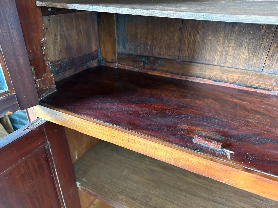 ANTIKER SCHRANK VITRINE UM 1900 MAHAGONI FURNIER VIERTÜRIG - Versand möglich 99 Euro - Wir sind für Sie da lokal in 86830 Schwabmünchen oder online ARTHOME24 in Schwabmünchen