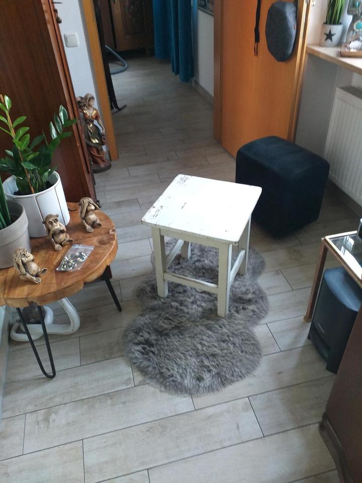 Eckschrank/Eck Vitrine aus Holz und Holzspiegel und Hocker in Rosenheim