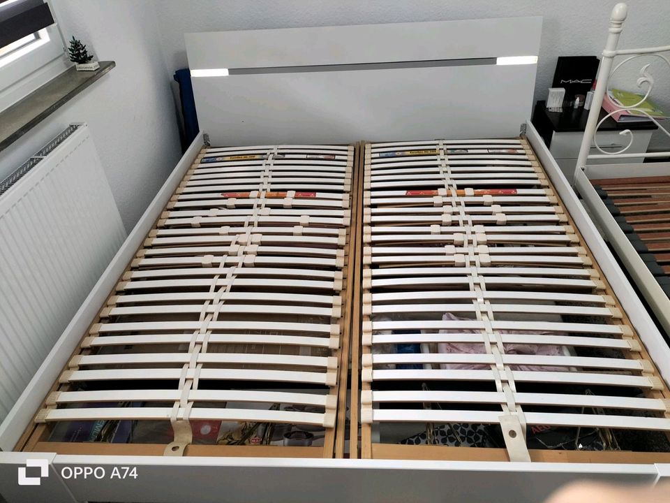 Ein Bett mit 2× Lattenrost 90×200 in Kinderhaus