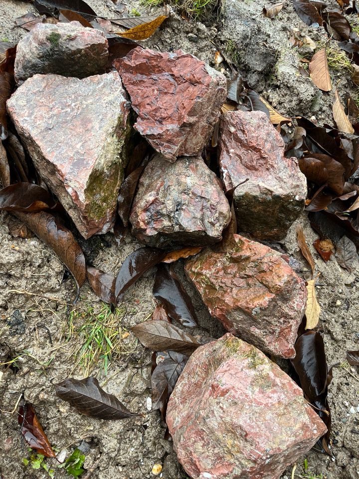 Ca. 40 Steine, Bruchsteine, griechischer royal rouge? in Kaarst