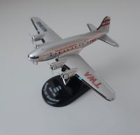 Boing 307 Stratoliner  M. 1 : 250 TWA auf Ständer in Klarsichtbox Nordrhein-Westfalen - Büren Vorschau