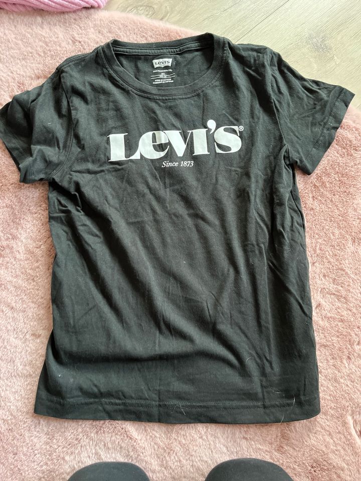 Schönes Mädchen Levi’s T Shirt Größe 128 in Westoverledingen