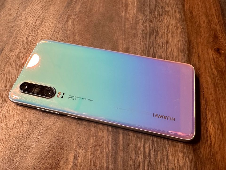 Huawei P30 Breathing Crystal (mit Kratzern auf Display) in Freiburg im Breisgau