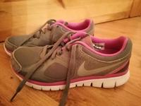 Leichter Nike Sneakers Turnschuh Gr. 39 grau pink Sachsen - Bannewitz Vorschau