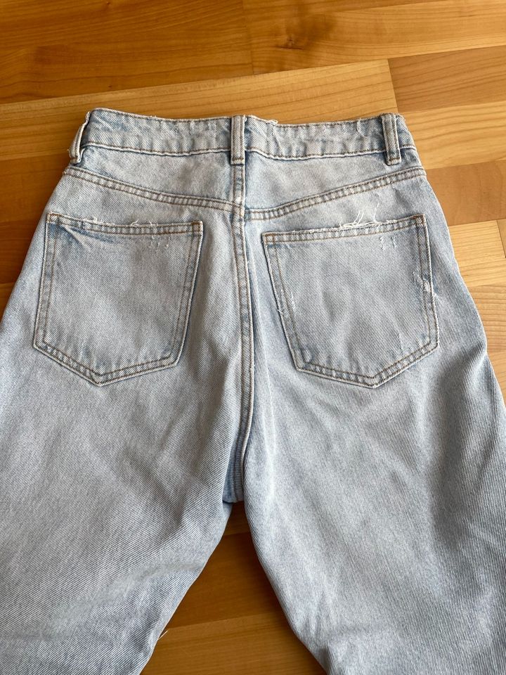 Zara Mom Jeans mit Löchern in Glienicke/Nordbahn