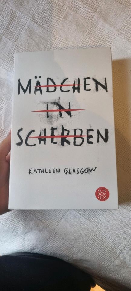 Mädchen in Scherben in Frankfurt am Main