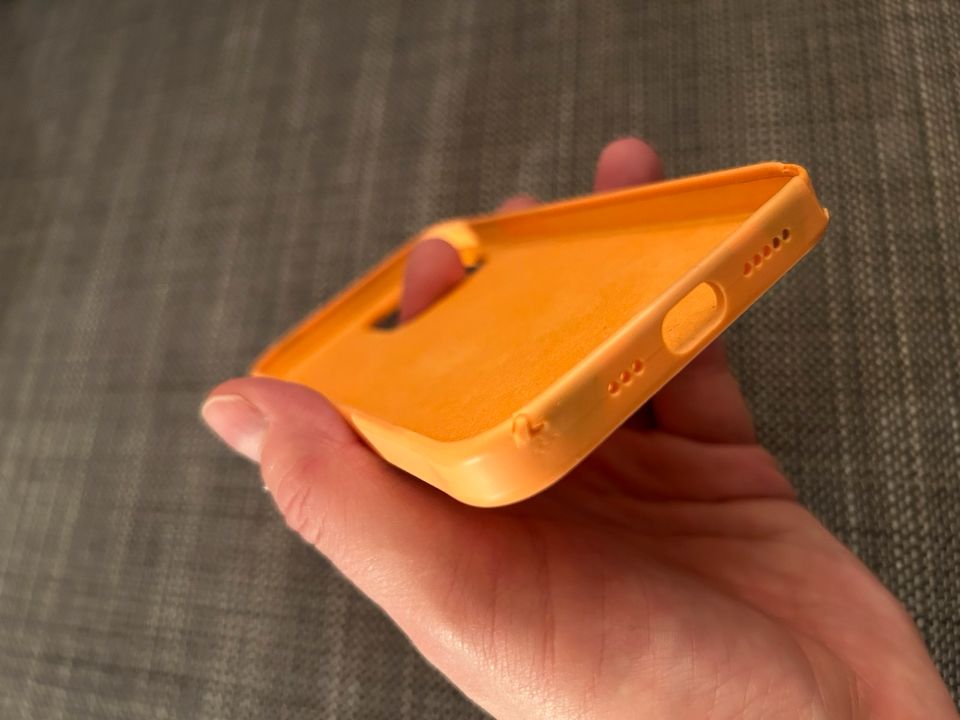 iPhone 13 Pro Marigold Case, mit Verpackung in München