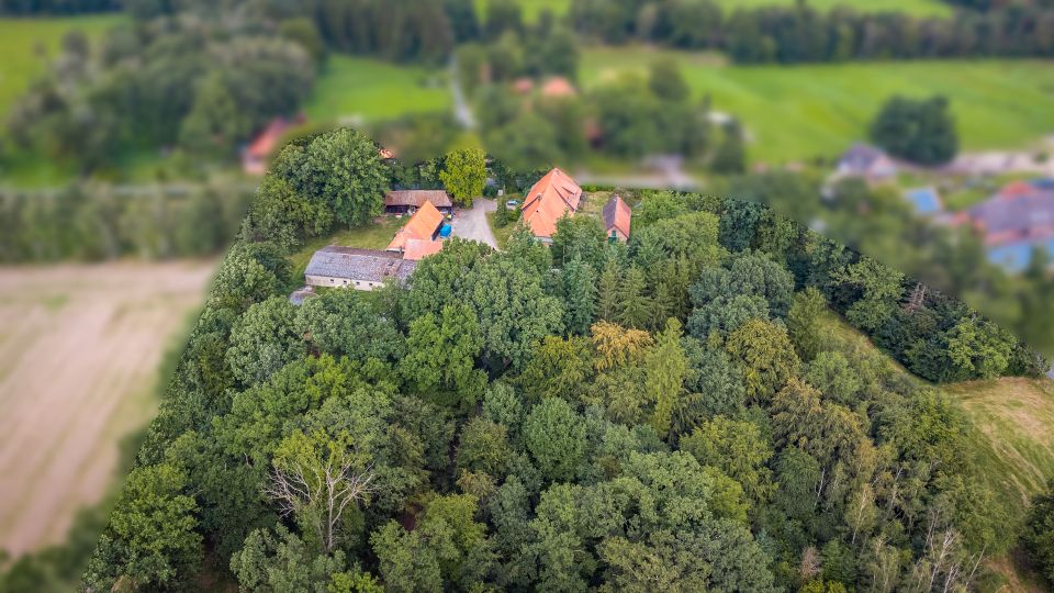 Resthof mit Scheunen, Weide & Wald in ruhiger Lage in Bergen