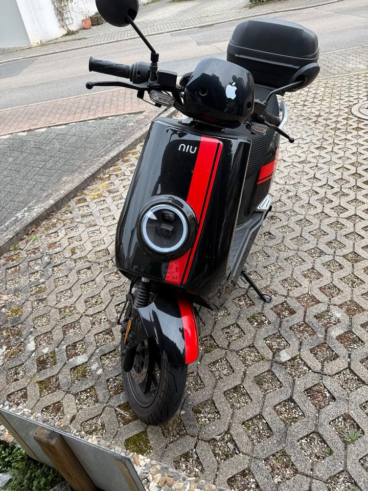 Elektro Roller NIU Nqi GTS, Top Zustand, black-red, mit Koffer in Dossenheim