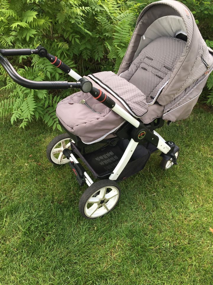 hübscher Hartan Kinderwagen grau mit weißen Pünktchen in Falkensee