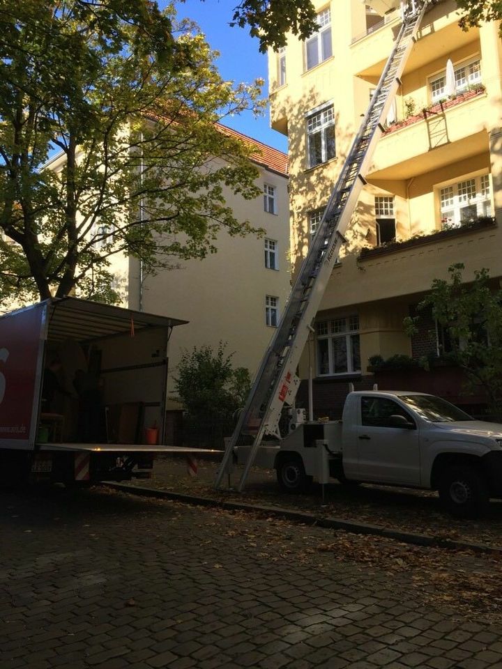 Möbelaufzug mit Bediener in Berlin