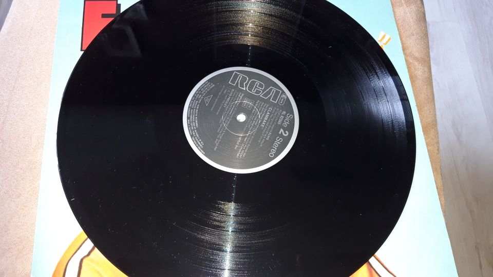Schallplatten (Elvis Presley, Räuber Hotzenplotz, Die Nachtigall) in Aukrug