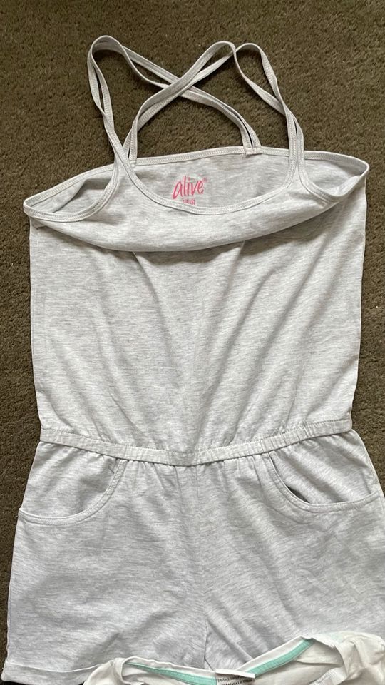 6 tshirt jumpsuit top yigga  alive h&m 152 in Sankt Augustin