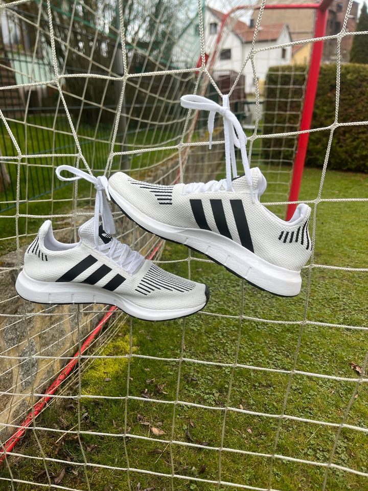 Adidas sneaker in Weißenfels