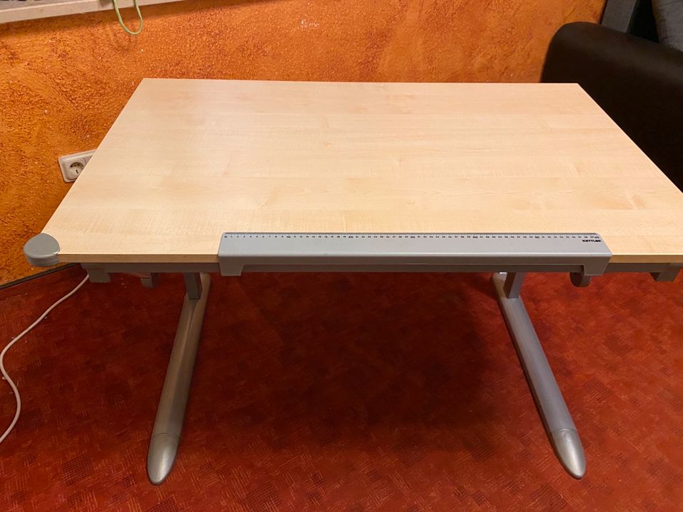 Schreibtisch von Kettler, höhenverstellbar in Geilenkirchen